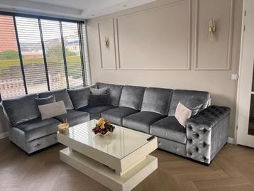 Luxe grijsfluwelen hoekbank beschikbaar voor biedingen