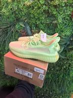 Yeezy Boost 350 V2 Glow - Maat 45 1/3 - Nieuw, Kleding | Heren, Overige kleuren, Nieuw, Ophalen of Verzenden, Sneakers of Gympen