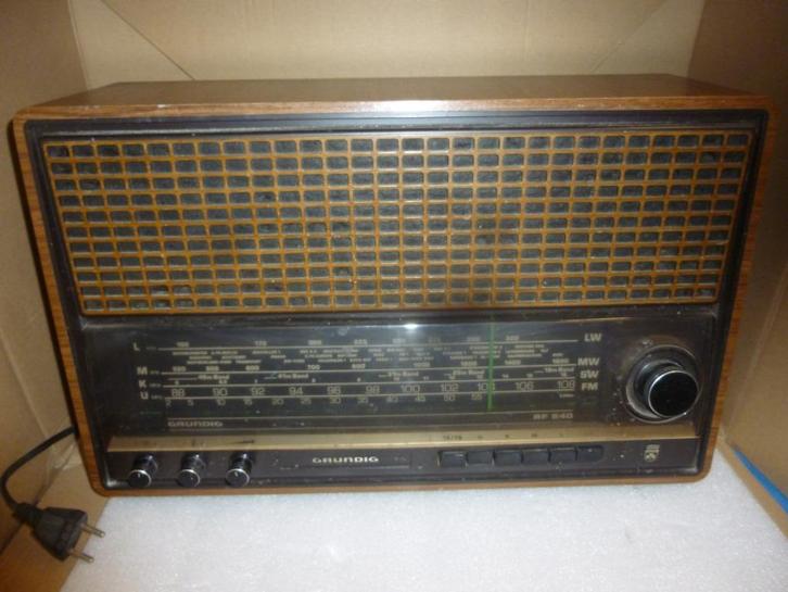 2 x oude tafel radio grundig jaren 80 opknapper 's prijs 15e, Audio, Tv en Foto, Radio's, Gebruikt, Radio, Ophalen