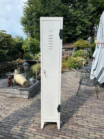 stalen kast  beschikbaar voor biedingen