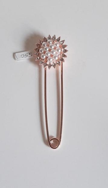 Nieuwste goudkleurige sierspeld met pareltjes voor vest  enz beschikbaar voor biedingen