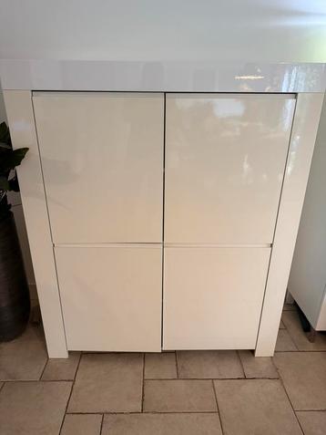 Kast beschikbaar voor biedingen