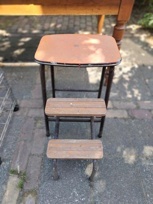 * trapje; vintage inklapbaar keukentrapje, bruin met oranje, Antiek en Kunst, Curiosa en Brocante, Ophalen