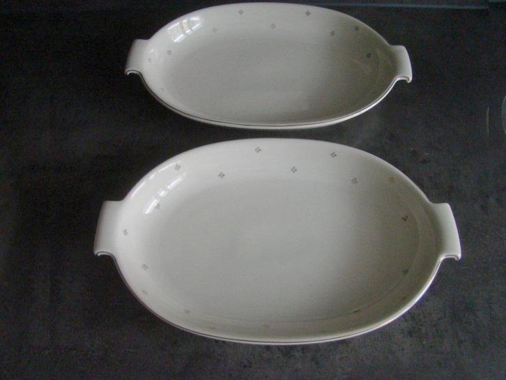 porseleinen ovale schaal met handgreep, 2 stuks  /  vintage, Huis en Inrichting, Keuken | Servies, Gebruikt, Schaal of Schalen