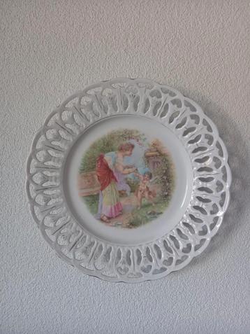 oud porseleinen wandbord met Anjou rand beschikbaar voor biedingen