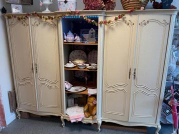 Brocante kledingkast kast barok Queen Ann hangkast beschikbaar voor biedingen
