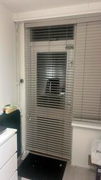 Jaloezieën (de deur) €100, Huis en Inrichting, Stoffering | Gordijnen en Lamellen, Zo goed als nieuw, Grijs, 150 tot 200 cm, 50 tot 100 cm