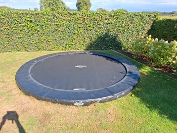 Berg trampoline champion inground  beschikbaar voor biedingen