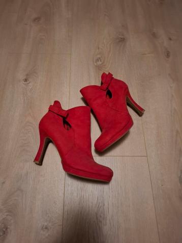 Tamaris enkellaarsjes rood - als nieuw! beschikbaar voor biedingen