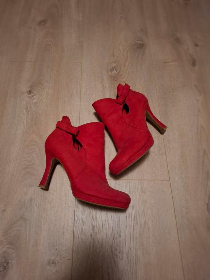 Tamaris enkellaarsjes rood - als nieuw!, Kleding | Dames, Schoenen, Zo goed als nieuw, Lage of Enkellaarzen, Rood, Ophalen of Verzenden