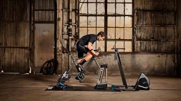 Complete Wahoo Kickr v5 Smart Trainer Set met Climb en Wind. beschikbaar voor biedingen