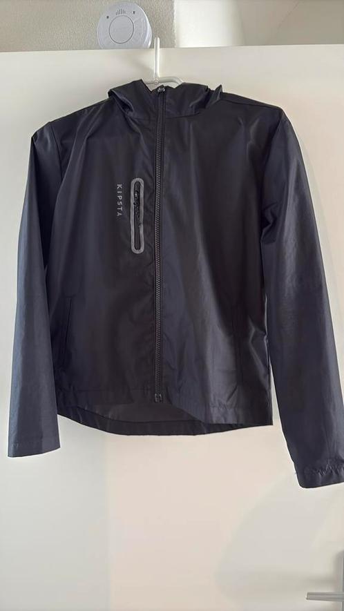 Zwarte windstopper jas Kipstra 143-152cm, Kinderen en Baby's, Kinderkleding | Maat 146, Zo goed als nieuw, Jongen, Jas, Ophalen of Verzenden