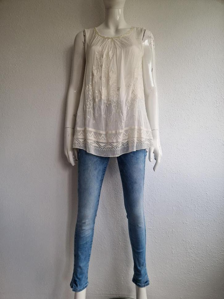 Two Blue Sisters top. Maat M. Crème/borduursels., Kleding | Dames, Tops, Zo goed als nieuw, Maat 38/40 (M), Overige kleuren, Zonder mouw