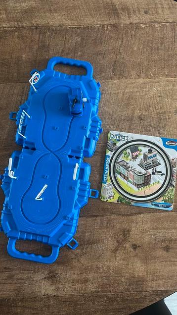 Blauw speelgoedkoffertje met opwindbare auto  beschikbaar voor biedingen