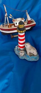 Miniatuur frans vissersbootje + beeldje vuurtoren, Zo goed als nieuw, Ophalen