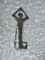 Oud speldje sleutel persoon hartje, Ophalen of Verzenden, Gebruikt, Overige onderwerpen, Speldje of Pin