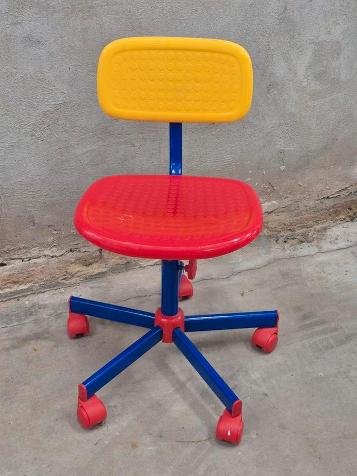 Ikea bureaustoel memphis stijl rood geel blauw goede staat, Huis en Inrichting, Bureaustoelen, Zo goed als nieuw, Bureaustoel
