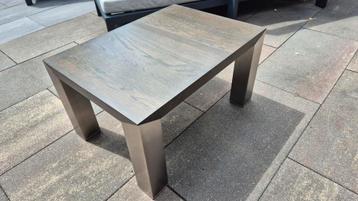 Moderne salontafel uit de Punta-serie beschikbaar voor biedingen