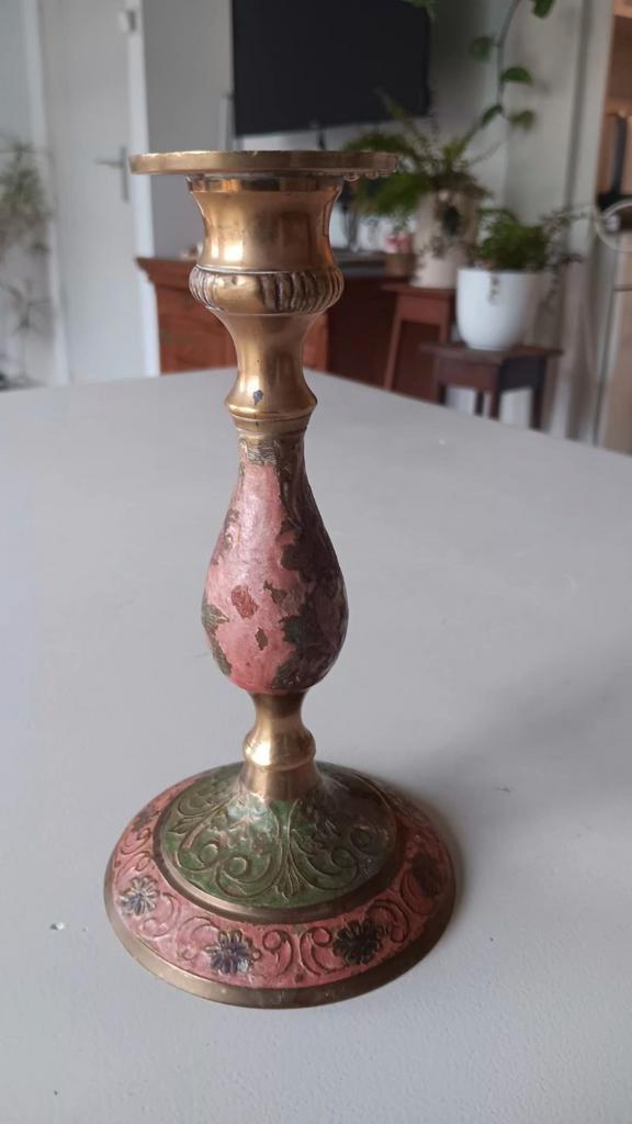 Koperen kandelaar met roze/groene geëmailleerde decoratie, Antiek en Kunst, Antiek | Kandelaars, Koper of Brons, Ophalen of Verzenden