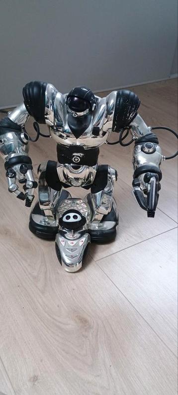 Robot actiefiguur intertoys beschikbaar voor biedingen
