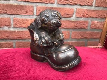 bronzen beeld, hondje in een oude schoen beschikbaar voor biedingen