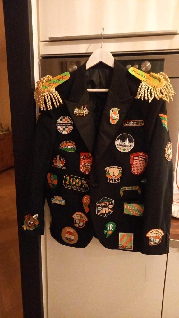 Carnavalsembleem vastnaaien op jas / kiel, Kleding | Heren, Carnavalskleding en Feestkleding, Nieuw, Overige maten, Ophalen