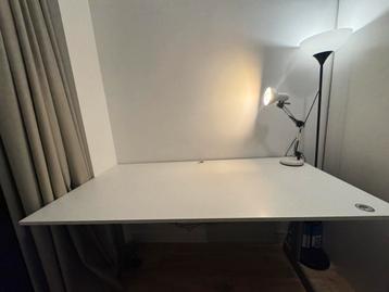 Ahrend hoogte instelbaar elektrisch bureau, 160 x 80 cm beschikbaar voor biedingen