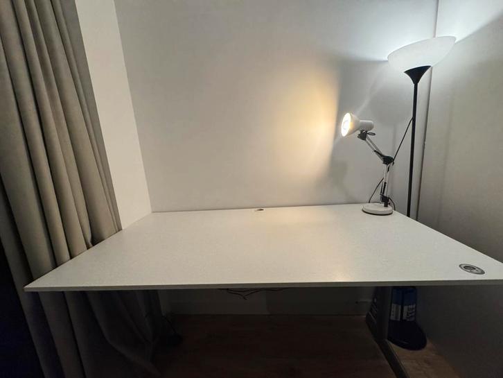 Ahrend hoogte instelbaar elektrisch bureau, 160 x 80 cm, Huis en Inrichting, Bureaus, Zo goed als nieuw, Elektrisch, Ophalen