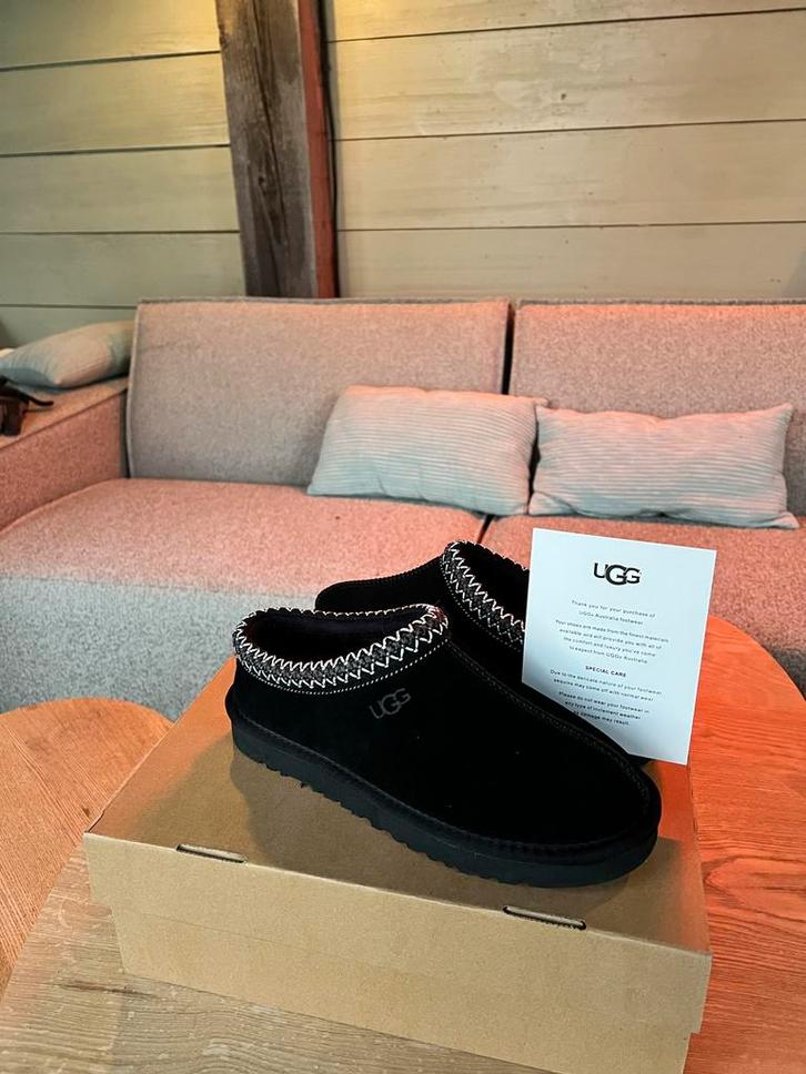 UGG Tasman Pantoffels - Nieuwstaat!, Kleding | Dames, Schoenen, Nieuw, Pantoffels of Sloffen, Zwart, Ophalen of Verzenden