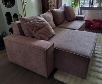 Roze (slaap)bank beschikbaar voor biedingen