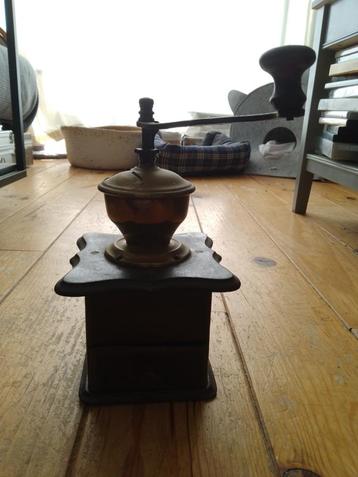 Antiek koffiemolen mooi als nostalgie en decoratie. beschikbaar voor biedingen