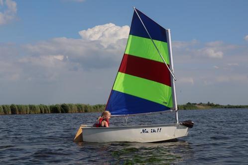 Complete optimist 3xzeil 2xgiek en handtrailer, Watersport en Boten, Open zeilboten, Zo goed als nieuw, Optimist, Minder dan 3 meter