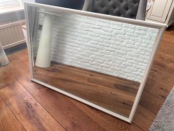 Fraaie authentieke facetspiegel met witte houten lijst beschikbaar voor biedingen