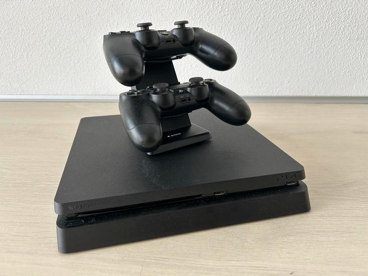Playstation PS4 Slim: 2 controllers, oplaadstation, kabels, Spelcomputers en Games, Spelcomputers | Sony PlayStation 4, Gebruikt
