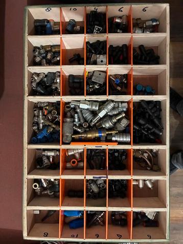 Assortiment pneumatiek onderdelen, gesorteerd beschikbaar voor biedingen