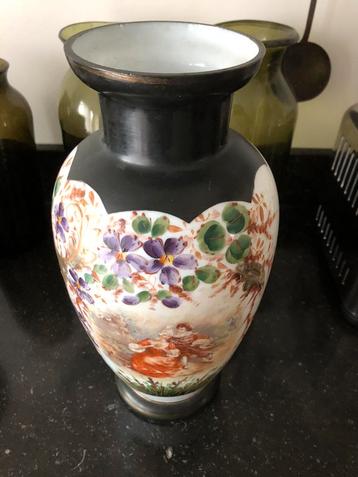 Klokgave antiek glazen vaas beschikbaar voor biedingen