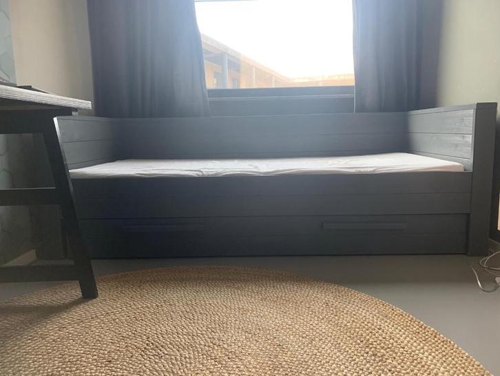 WOOOD Dennis bedbank inclusief onderschuifla staalgrijs, Huis en Inrichting, Slaapkamer | Bedden, Gebruikt, Eenpersoons, 90 cm