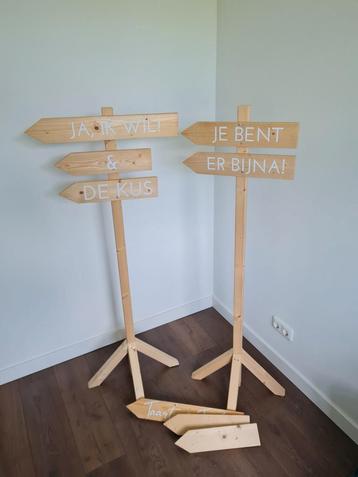 2 wegwijsborden bruiloft beschikbaar voor biedingen