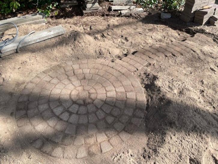 ZEER GROTE LICHTBRUINE BETONSTENEN CIRKEL DIAMETER 5M, Tuin en Terras, Tegels en Klinkers, Gebruikt, Klinkers, Beton, Ophalen