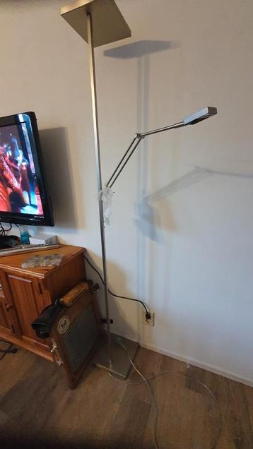Staande lamp met leeslamp beschikbaar voor biedingen