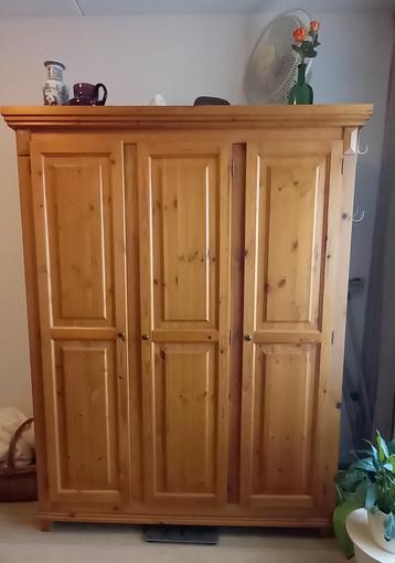 Grenen hang-/legkast drie deuren beschikbaar voor biedingen