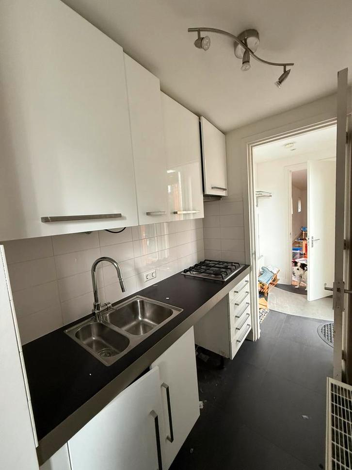 Compacte witte keuken met gaskookplaat en spoelbak, Huis en Inrichting, Keuken | Complete keukens, Gebruikt, Overige typen, Wit