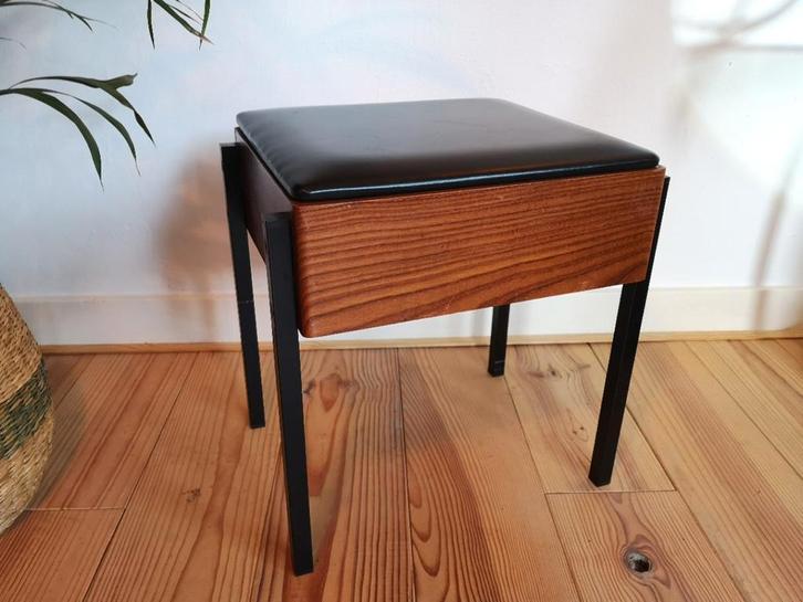 Mcm naaikrukje, Deens design uit de jaren 60, zwart met teak, Huis en Inrichting, Slaapkamer | Nachtkastjes, Gebruikt, Minder dan 55 cm