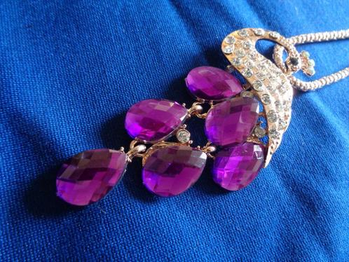 goudkl pauw vol strass en paarse staart nr k 5801, Sieraden, Tassen en Uiterlijk, Kettingen, Nieuw, Overige materialen, Paars