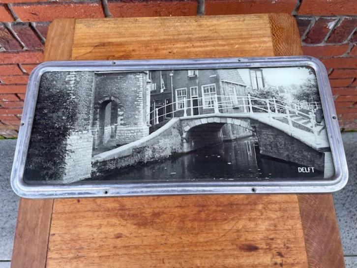 Oud coupebordje met foto uit Delft in aluminium frame, Verzamelen, Spoorwegen en Tramwegen, Gebruikt, Trein, Overige typen, Ophalen of Verzenden