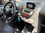 Toyota Aygo 1.0-12V Aspiration Green Navigator Airco 5d Elek, Voorwielaandrijving, Euro 5, Gebruikt, Metallic lak