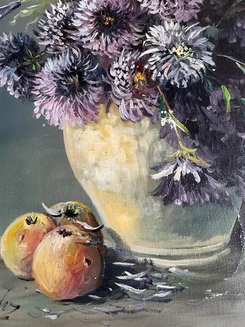 Midden 20 e eeuw gesigneerd Stilleven met bloemen en fruit beschikbaar voor biedingen
