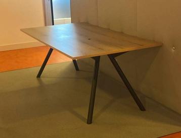 Bureau/werktafel beschikbaar voor biedingen