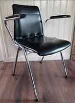 Vintage stoel met armleuning, zwart skai, Huis en Inrichting, Stoelen, Ophalen, Gebruikt, Zwart, Metaal