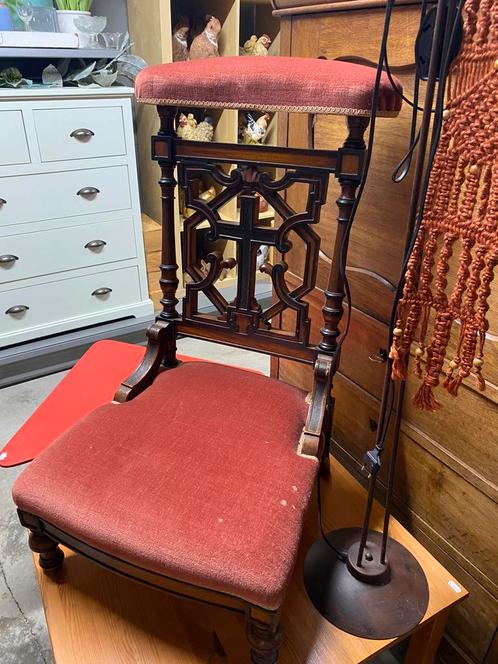Bidstoel - prie dieu - red velvet - kringloopwinkel nochris, Antiek en Kunst, Antiek | Meubels | Stoelen en Banken, Ophalen